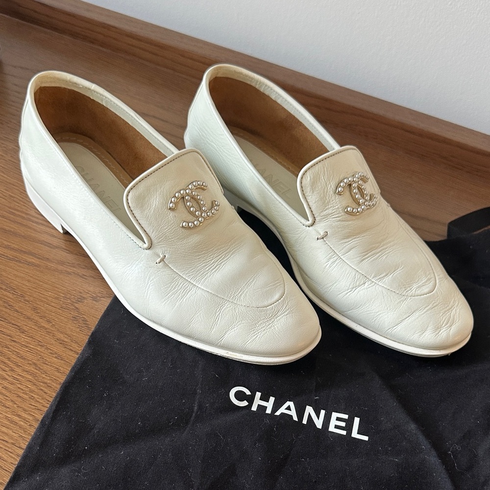 CHANEL Pearl CC logo White Leather Loafers